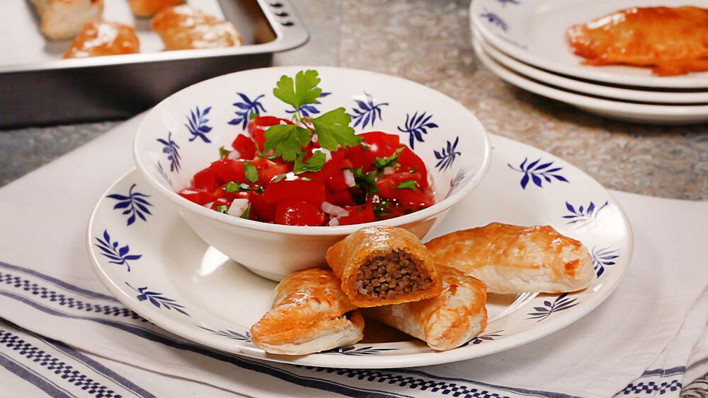 Plnene-tasticky-Empanadas-s-paradajkovy-salatom