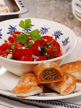 Plnene-tasticky-Empanadas-s-paradajkovy-salatom